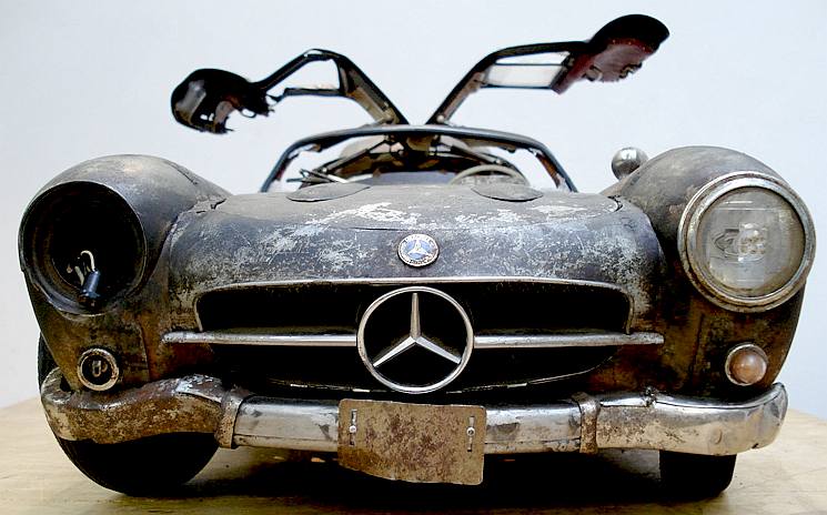 Superb model of a gullwing in much need of restoration