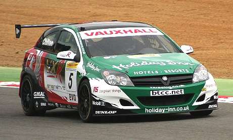 Vauxhall Astra racing at Brands Hatch