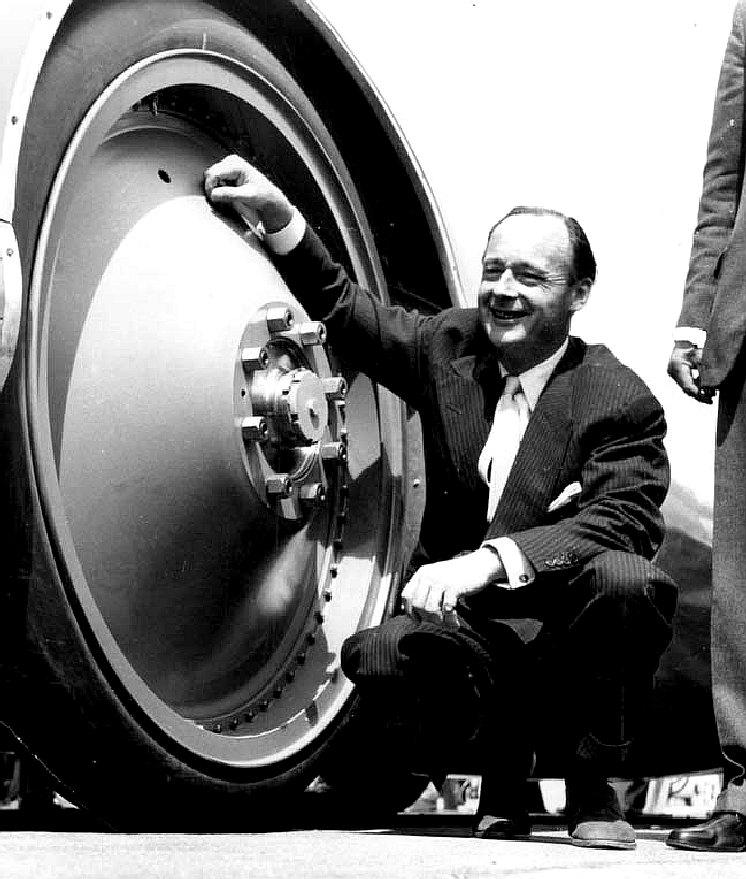 Donald Campbell and one of the wheels of his LSR jet car