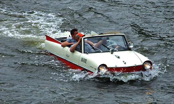 Amphicar cruising main