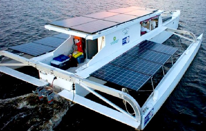 Solar powered electric trimaran boat